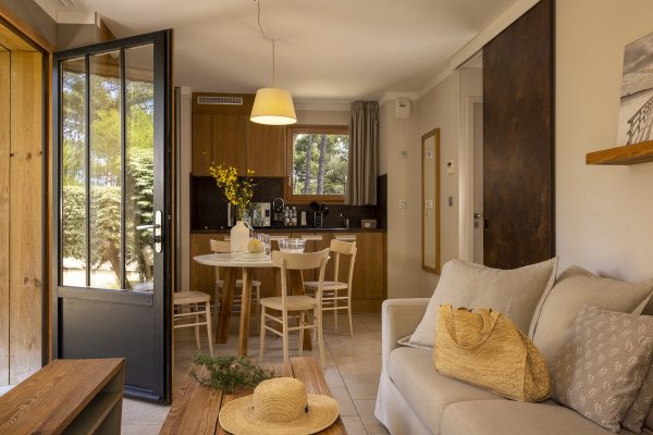 LC1R Living room kitchen- Domaine du Ferret - Claouey